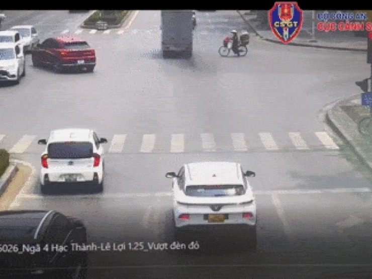CSGT làm rõ tranh cãi 'báo lỗi sai' với ô tô quay đầu tại vạch đi bộ sang đường