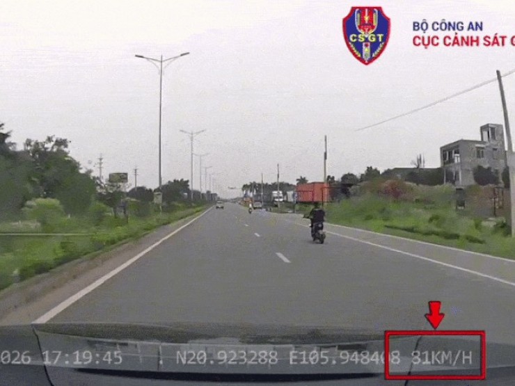 Cục CSGT đăng clip 'giật mình' với nam sinh phóng xe điện gần 90km/h