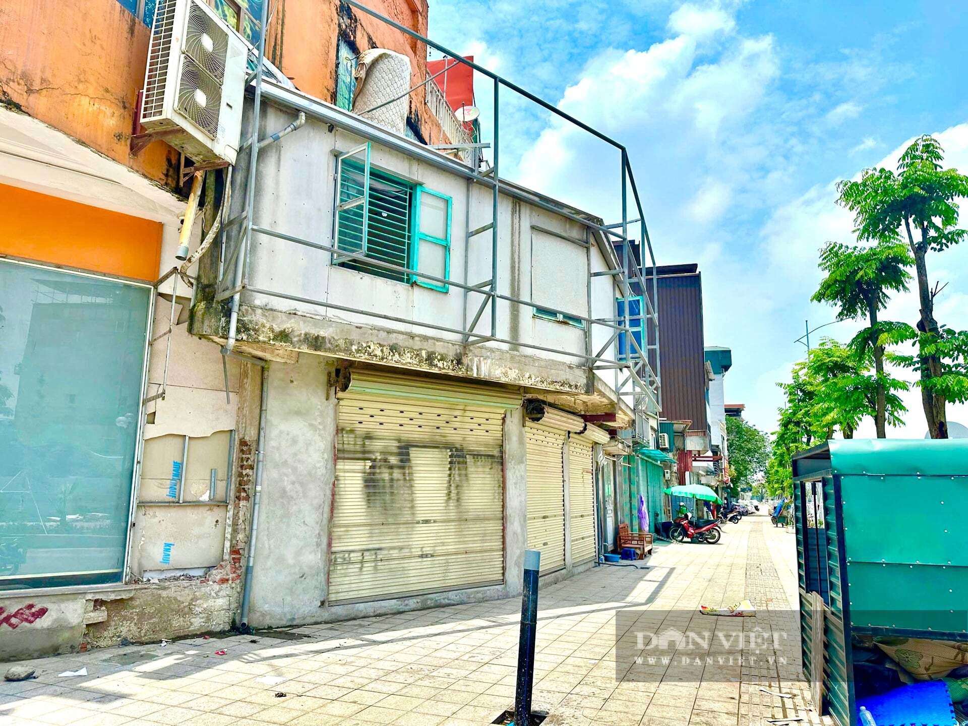 Tình trạng xuất hiện những ngôi nhà độc, lạ, méo mó với diện tích siêu nhỏ không còn là điều hiếm gặp mỗi khi mở đường.
