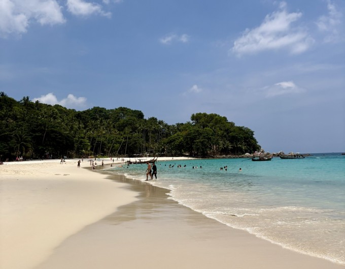 Các bãi biển ở Phuket ghi điểm bởi làn nước xanh ngọc trong vắt cũng bãi cát trắng mịn. Ảnh: Thảo Nhi