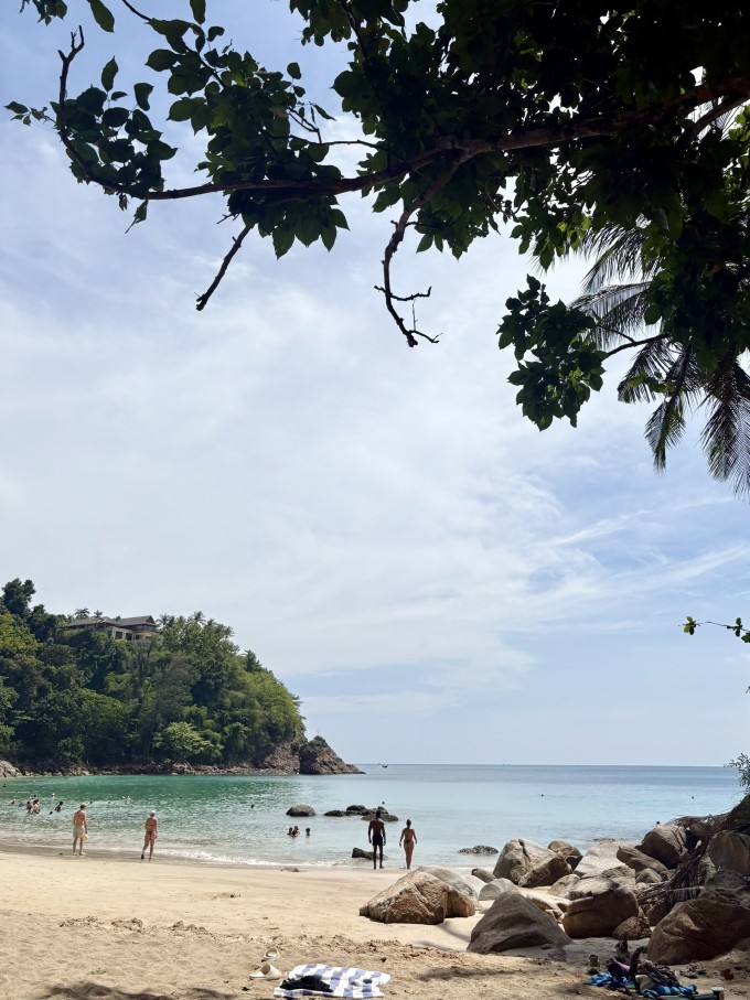 Bãi biển Banana ở Phuket, tiện cho du khách lưu trú gần khu vực sân bay. Ảnh: Thảo Nhi