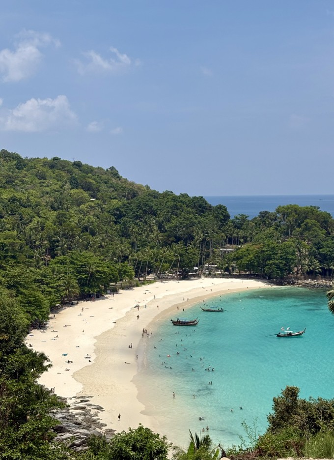 Freedom Beach khá gần khu trung tâm Patong. Có thể đi taxi, xe máy đến cổng vào sau đó đi bộ 15-20 phút qua đoạn đường đất và các bậc thang để xuống bãi biển.