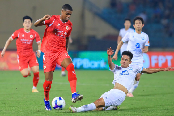 CLB Công an Hà Nội (trái) rộng cửa trở thành “tân vương” V-League 2025-2026 .(Ảnh: VPF)