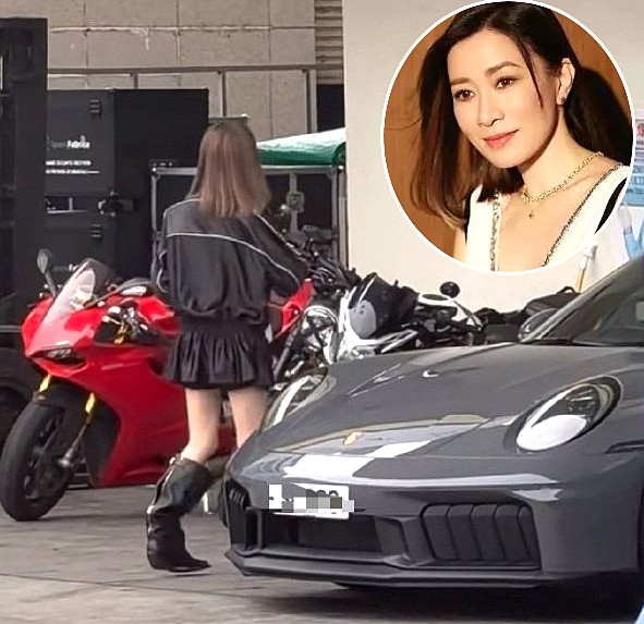 Xa Thi Mạn lái chiếc xe thể thao hiệu năng cao đi xem show. Ảnh: Weibo