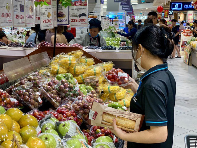 Mận hậu được bày bán ngập tràn thị trường vơi đủ các mức giá khác nhau.