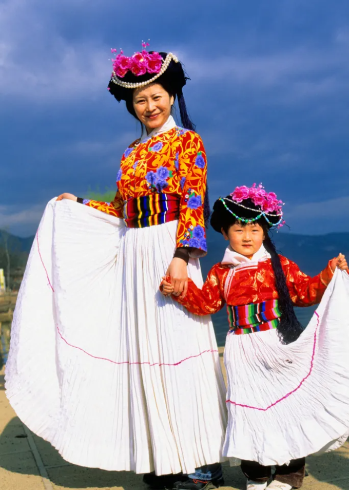 Theo phong tục của người Mosuo, trẻ em được sinh ra và nuôi nấng tại nhà ngoại. Ảnh: Alamy