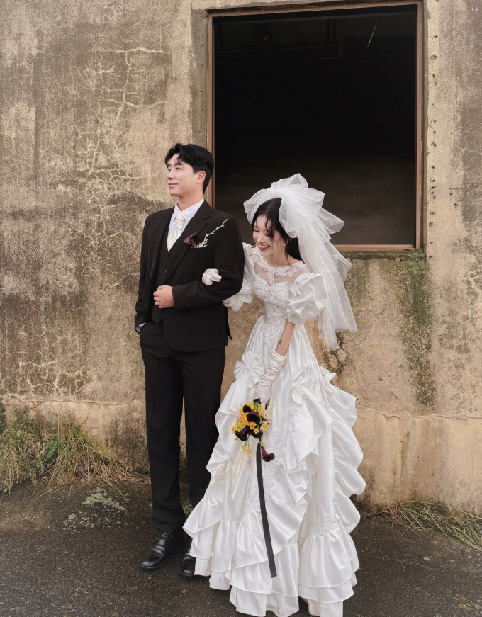 Choi Jun Hee và chồng sắp cưới. Ảnh: Instagram