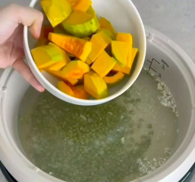 Lần khác, khi nữ ca sĩ làm hướng dẫn cách nấu canh bí đỏ, cô bất ngờ nhận về nhiều góp ý khi nấu bí với đậu xanh nhưng không bỏ vỏ. Một số người còn khó hiểu về việc Miu Lê cho thêm tỏi vào bát canh này. Khi ấy, Miu Lê đã lên tiếng giải thích: “Mọi người ơi, Miu thích tự nấu tự ăn, clip Miu post (đăng) lên chỉ mang tính chất cho vui chứ không nhằm dạy nấu ăn hay gì cả! Và cách Miu làm là của riêng Miu, nên có gì mọi người thấy thắc mắc thì cũng hiểu giúp Miu đó là chuyện bình thường đối với Miu nha! Cảm ơn mọi người!”