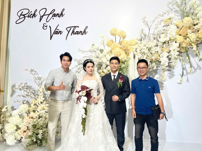 Vợ chồng Văn Thanh chụp hình cùng khách mời. Ảnh: Quý Rau