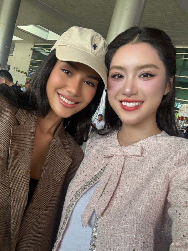Phương Oanh đọ sắc với Miss World 2025 Opal Suchata.