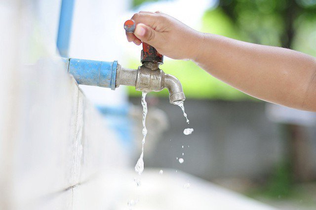 Nước trong phong thủy đại diện cho tài lộc, nếu vòi nước bị rò rỉ tí tách ngày đêm, đó chẳng khác nào điềm báo tiền bạc đang âm thầm đội nón ra đi.