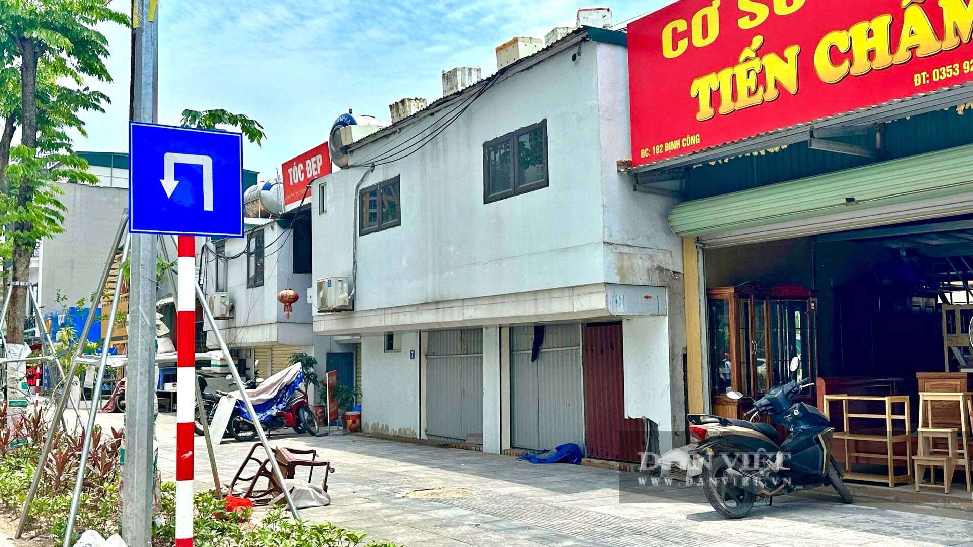 Tình trạng xuất hiện những ngôi nhà độc, lạ, méo mó với diện tích siêu nhỏ không còn là điều hiếm gặp mỗi khi mở đường.