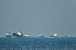 Iran triển khai các tàu ngầm mini để kiểm soát eo biển Hormuz