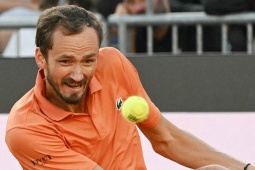 Tennis đỉnh cao Rome Open: Medvedev lội ngược dòng, Swiatek hủy diệt Osaka