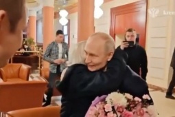 Xúc động video Tổng thống Putin lái xe chở cô giáo cũ đến điện Kremlin