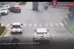 CSGT làm rõ tranh cãi 'báo lỗi sai' với ô tô quay đầu tại vạch đi bộ sang đường