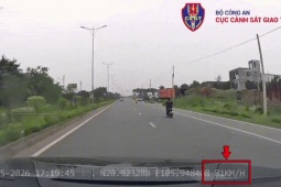 Cục CSGT đăng clip 'giật mình' với nam sinh phóng xe điện gần 90km/h