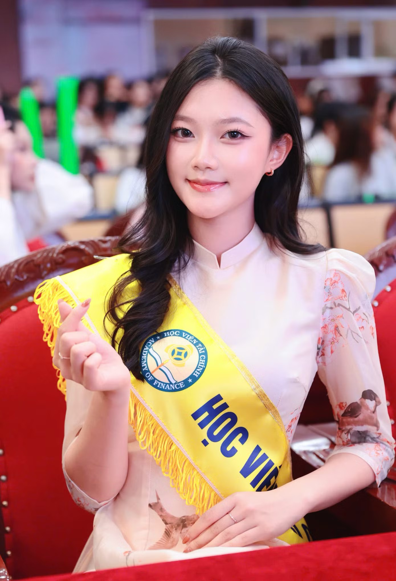 Chiều 11/5, tour tuyển sinh của Hoa hậu Việt Nam 2026 khởi động tại Học viện Tài chính, thu hút sự tham gia của đông đảo sinh viên. Nguyễn Phương Anh - Hoa khôi Học viện Tài chính - cho biết xem Hoa hậu Việt Nam là ước mơ từ nhỏ và đang chuẩn bị những kỹ năng cần thiết cho cuộc thi.