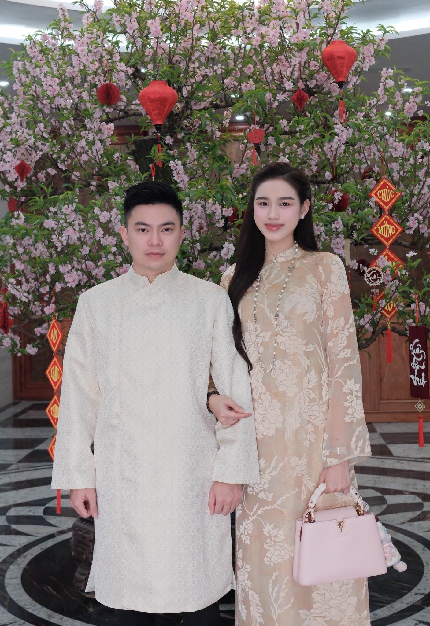 Được biết, sau khi trở thành dâu hào môn, cuộc sống của Hoa hậu Đỗ Thị Hà có nhiều thay đổi. Người đẹp xứ Thanh hạn chế xuất hiện mà dành thời gian cho gia đình và công việc.
