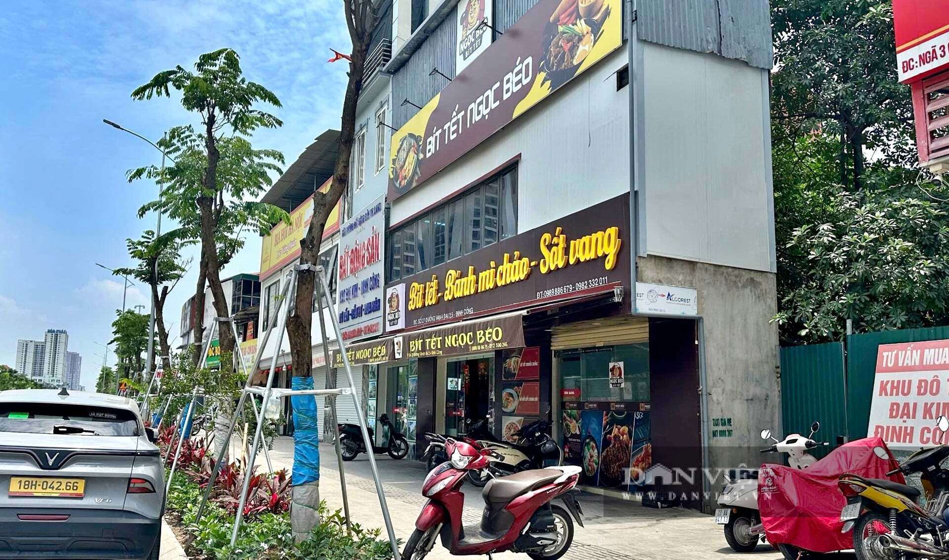 Tình trạng xuất hiện những ngôi nhà độc, lạ, méo mó với diện tích siêu nhỏ không còn là điều hiếm gặp mỗi khi mở đường.