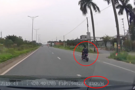 Clip: Thanh niên phóng xe điện gần 90km/h, tài xế ô tô hú hồn khi bị "vượt mặt"