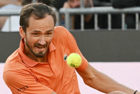 Tennis đỉnh cao Rome Open: Medvedev lội ngược dòng, Swiatek hủy diệt Osaka