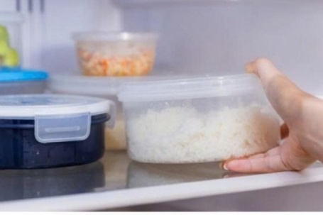 Cơm thừa để tủ lạnh vẫn có thể gây ngộ độc nếu mắc sai lầm này