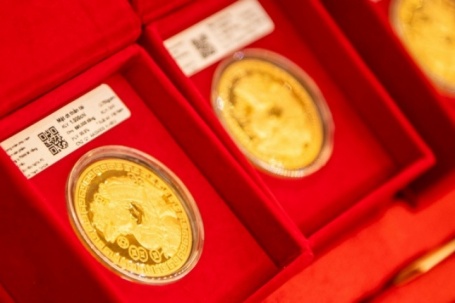 Giá vàng tăng vọt bất chấp dầu leo thang, giới đầu tư nhắm mốc 5.000 USD