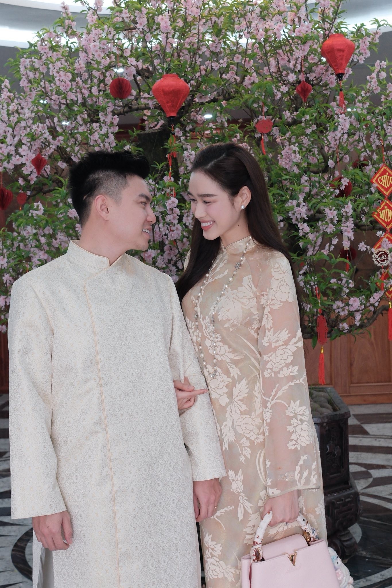 Được biết, sau khi trở thành dâu hào môn, cuộc sống của Hoa hậu Đỗ Thị Hà có nhiều thay đổi. Người đẹp xứ Thanh hạn chế xuất hiện mà dành thời gian cho gia đình và công việc.