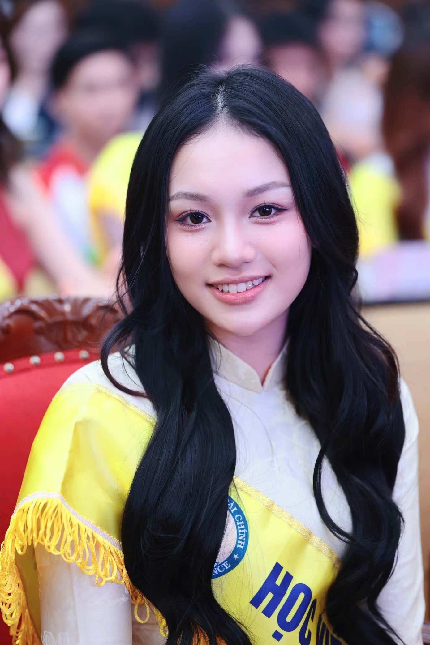 Nguyễn Đan Khánh, sinh năm 2007, quê Nghệ An, cho biết cô đã nuôi giấc mơ thi Hoa hậu Việt Nam từ nhỏ. Dù vẫn còn đôi chút e dè, nữ sinh nói bản thân được gia đình động viên và đang cân nhắc nghiêm túc việc đăng ký dự thi sau khi tham dự ngày hội tuyển sinh.