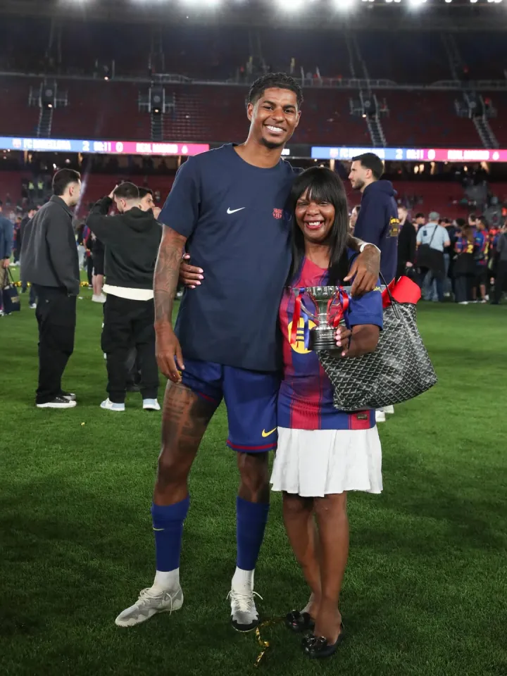 Mẹ Rashford chia vui cùng con trai