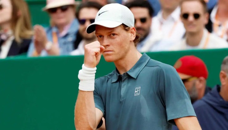 Sinner "lướt" như Federer và "lạnh lùng" thi đấu giống với phong cách Djokovic