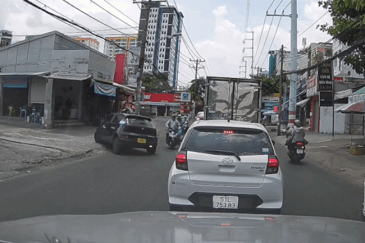 Ôtô 'quay cuồng' lùi vòng tròn giữa đường