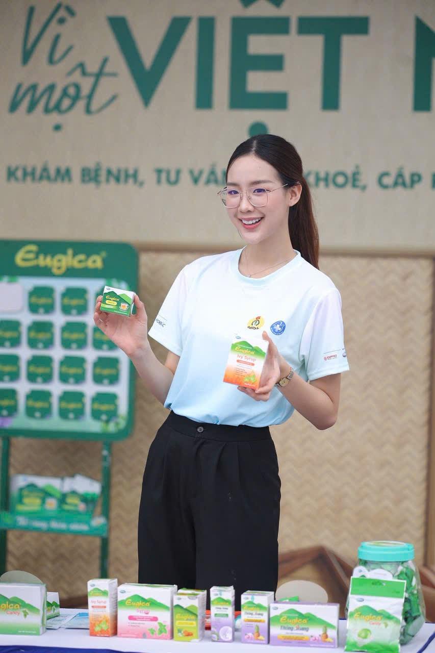 Hoa hậu Bảo Ngọc tại booth Trao khỏe hô hấp tại sự kiện