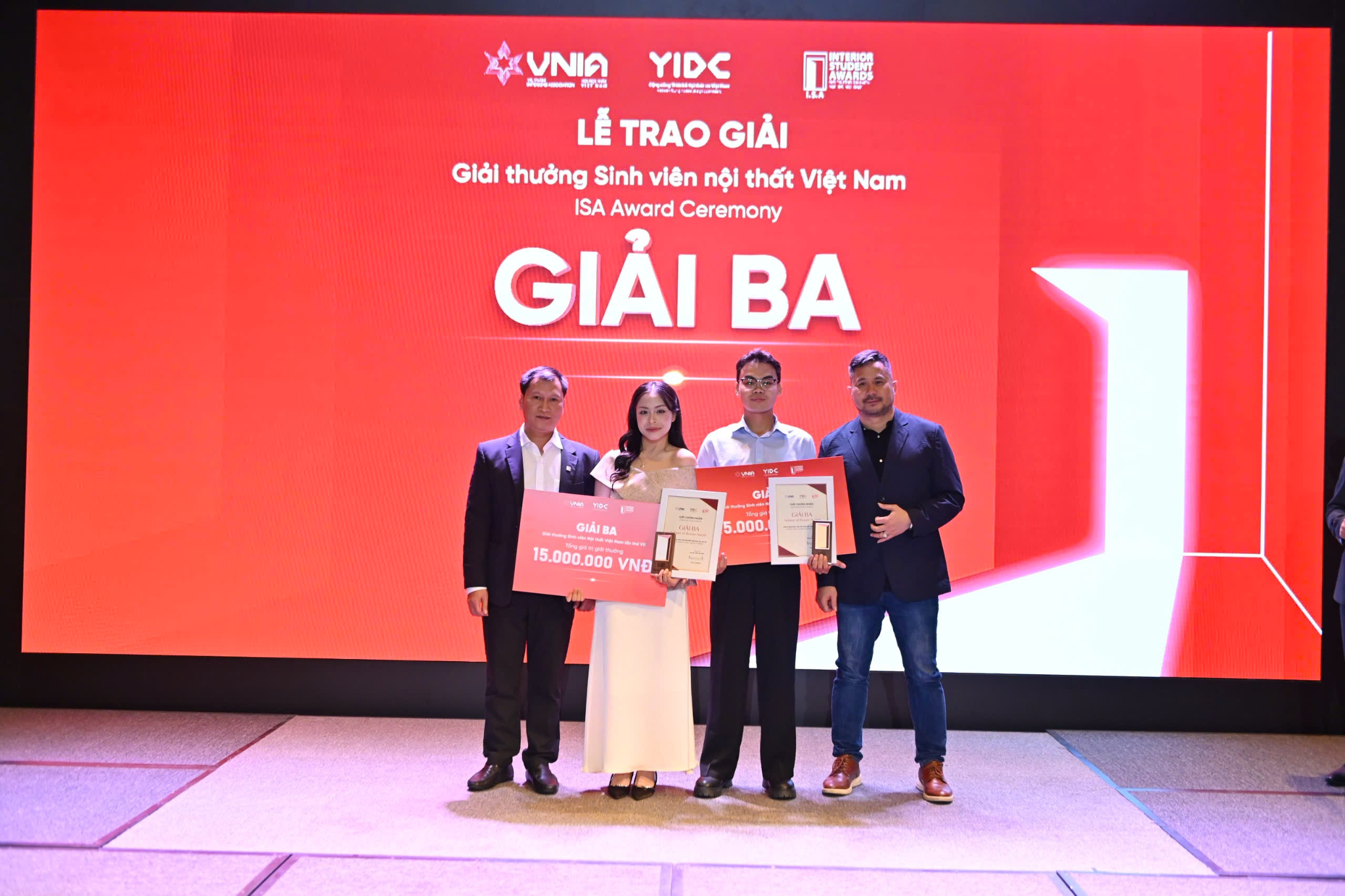 Hai Giải Ba (mỗi giải 15 triệu đồng) thuộc về thí sinh Phan Vũ Bảo Quỳnh với “EDU PARK - Thiết kế công trình hoạt động trải nghiệm nông nghiệp” và thí sinh Hồ Phước Thiên với tác phẩm “Bảo tàng Mẹ Việt Nam anh hùng”.
