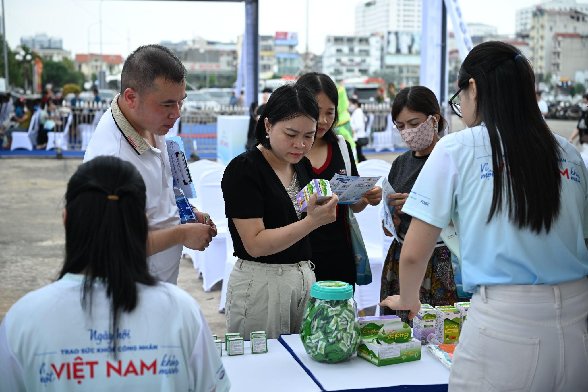 Công nhân tham gia trải nghiệm sản phẩm tại các booth trong sự kiện
