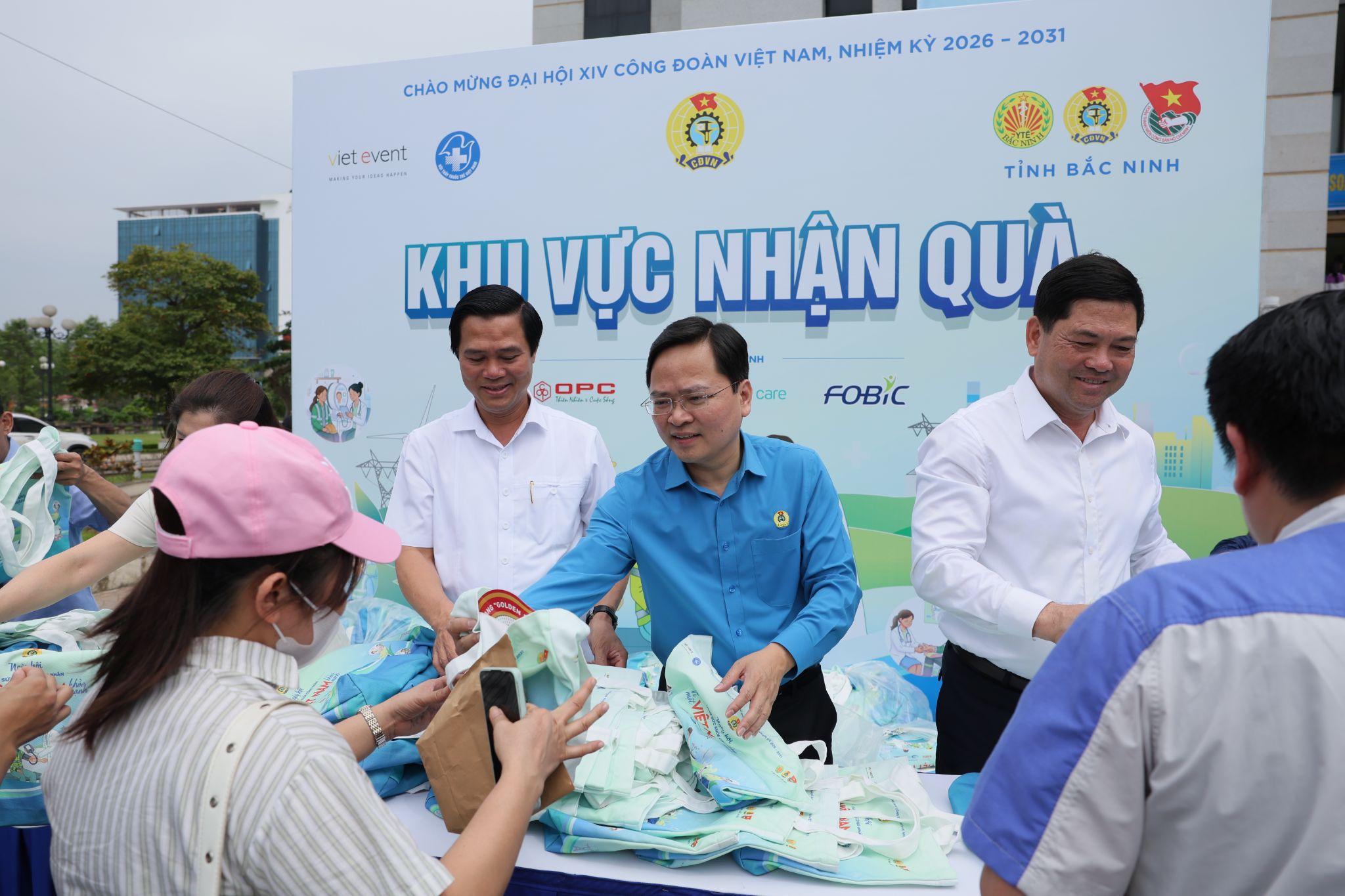 Hình ảnh Chủ tịch Tổng liên đoàn lao động Việt Nam cùng các lãnh đạo phát quà cho công nhân tại sự kiện