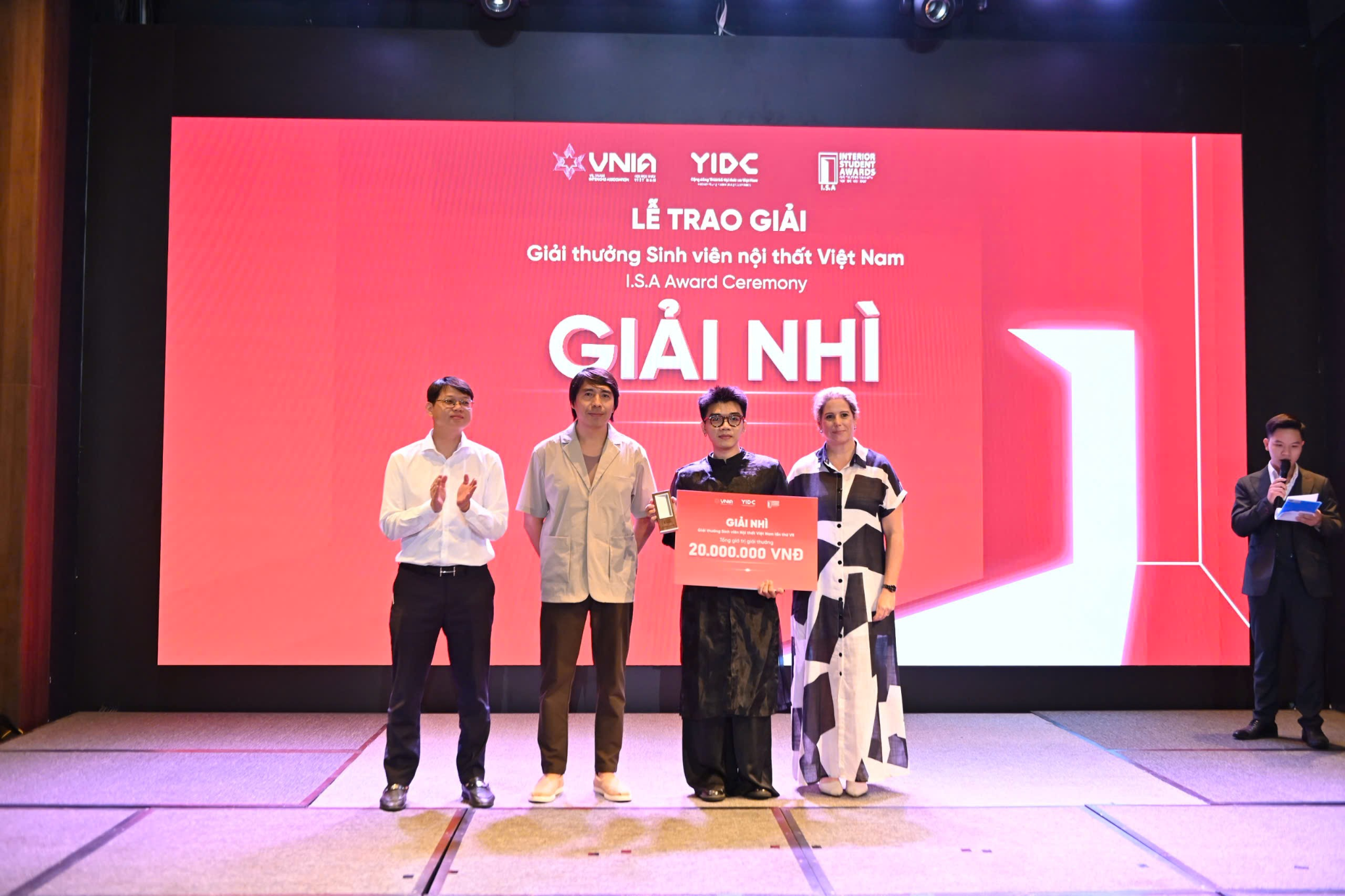 Giải Nhì trị giá 20 triệu đồng trao cho thí sinh “Nguyễn Huỳnh Trung Hiếu” với tác phẩm “Bảo tàng Áo dài Việt Nam”.