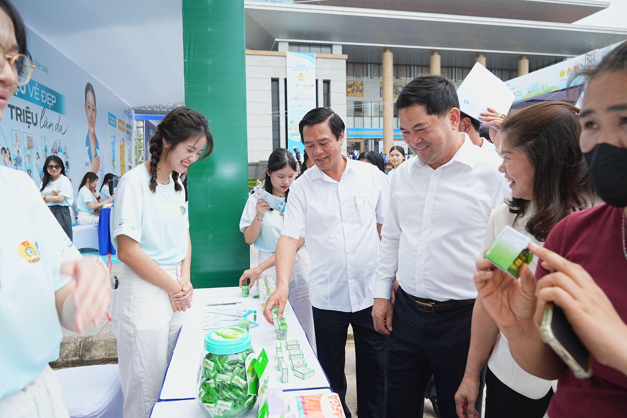 Bí thư tỉnh uỷ Bắc Ninh - đồng chí Nguyễn Hồng Thái cùng các lãnh đạo tham quan các gian hàng trải nghiệm tại sự kiện