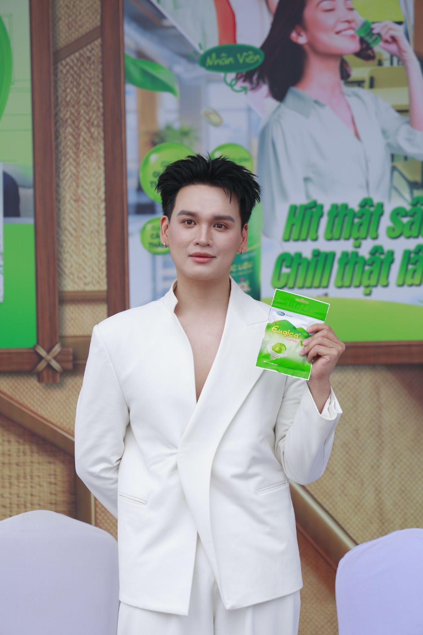 Ca sĩ Nguyễn Trần Trung Quân trải nghiệm sản phẩm tại booth Trao khoẻ hô hấp tại sự kiện