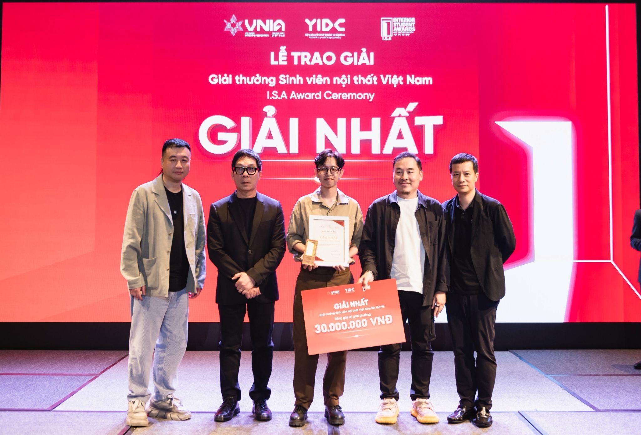 BTC trao giải thưởng và cúp cho thí sinh Giải Nhất