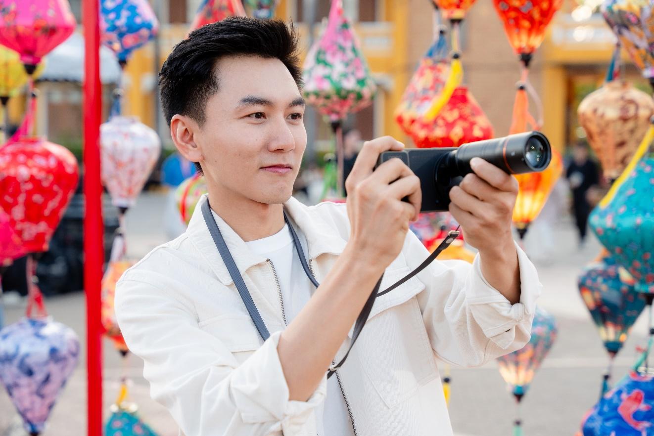 Vlogger Khoai Lang Thang trải nghiệm chiếc Find X9 Ultra tại Hội An