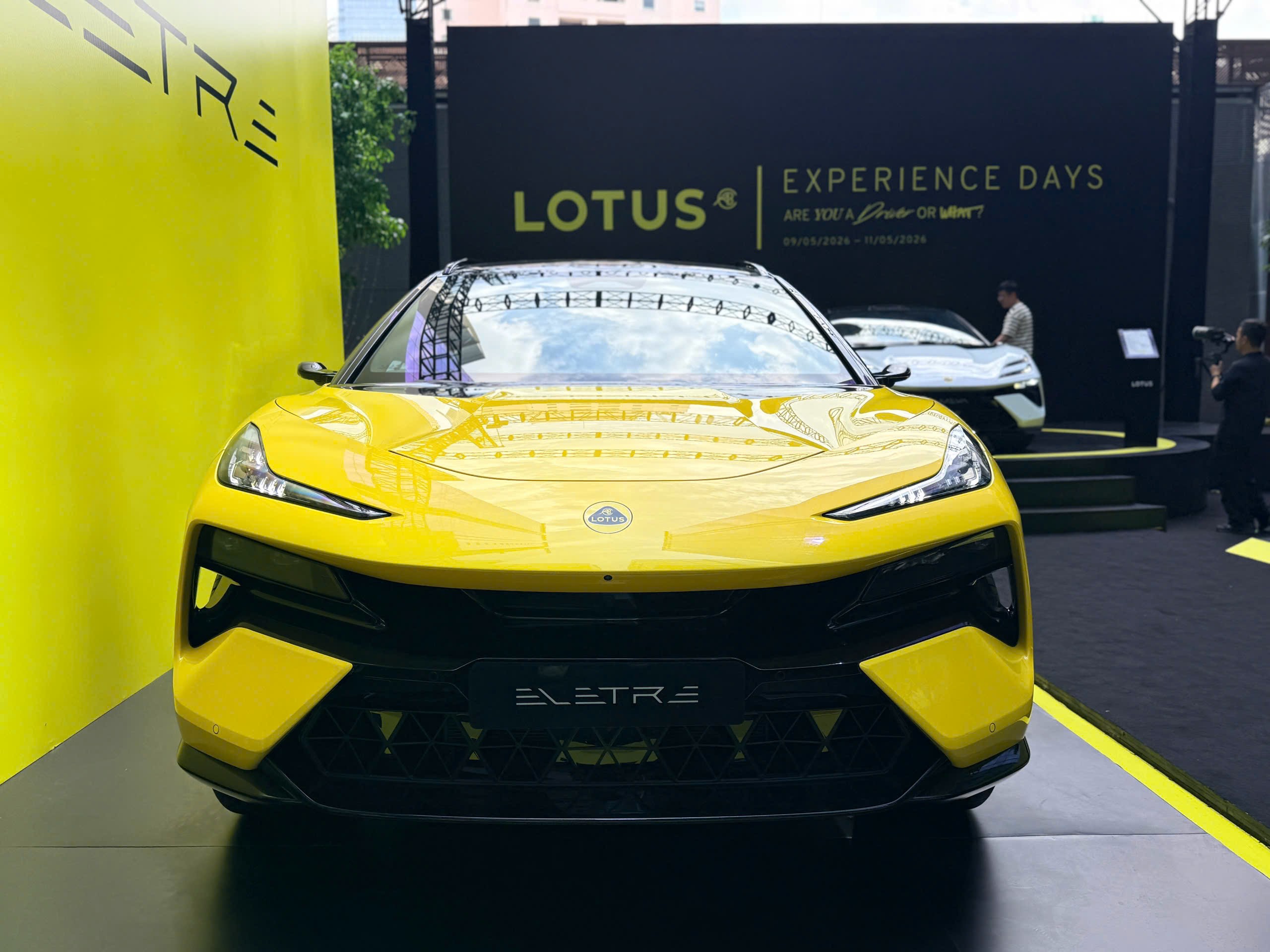 SUV Lotus Eletre có thể xem là một trong 2 mẫu xe có giá bán dễ tiếp cận nhất.