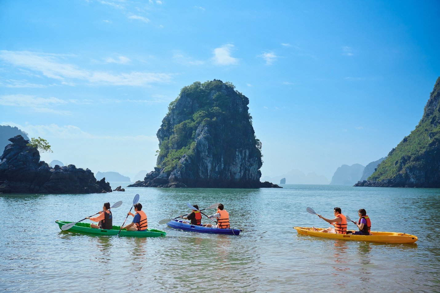 Du khách được hòa mình vào thiên nhiên, tự trải nghiệm và khám phá sự “hoang sơ xa xỉ” tại vịnh Bái Tử Long với các tour tuyến của Crystal Holidays. Ảnh – Everland Group