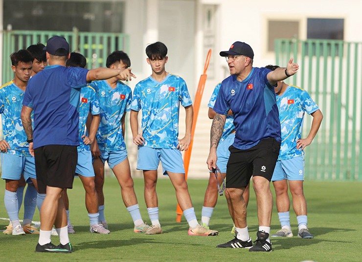 HLV Cristiano Roland động viên học trò trước trận quyết định đấu U17 UAE.
