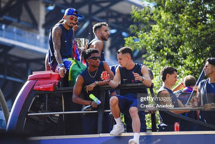 Các cầu thủ Barcelona thư giãn trên chiếc xe mui trần