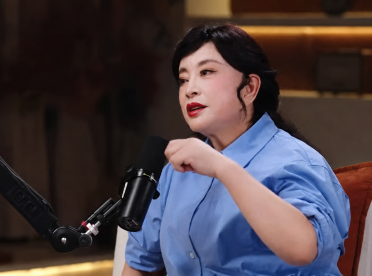 Lưu Hiểu Khánh trong trong chương trình trò chuyện.