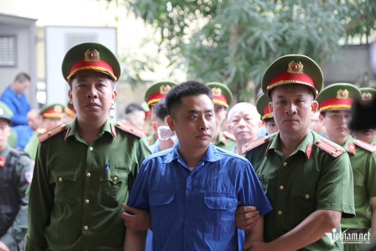 Đối tượng Bùi Đình Khánh được dẫn giải tới TAND tỉnh Quảng Ninh. Ảnh: Phạm Công