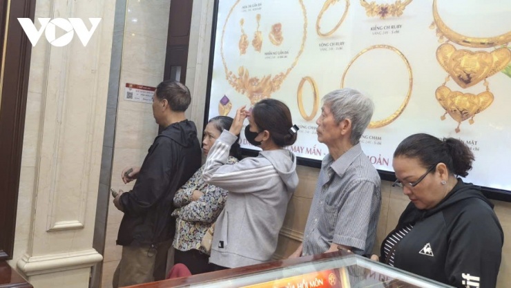 Lượng khách đến giao dịch duy trì ở mức vừa phải, không gây quá tải.