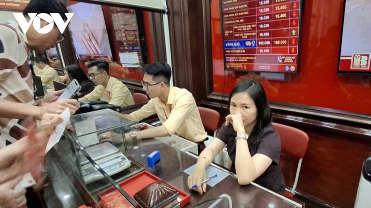 Các cửa hàng vàng trên phố Trần Nhân Tông không còn cảnh người dân xếp hàng dài như trước.